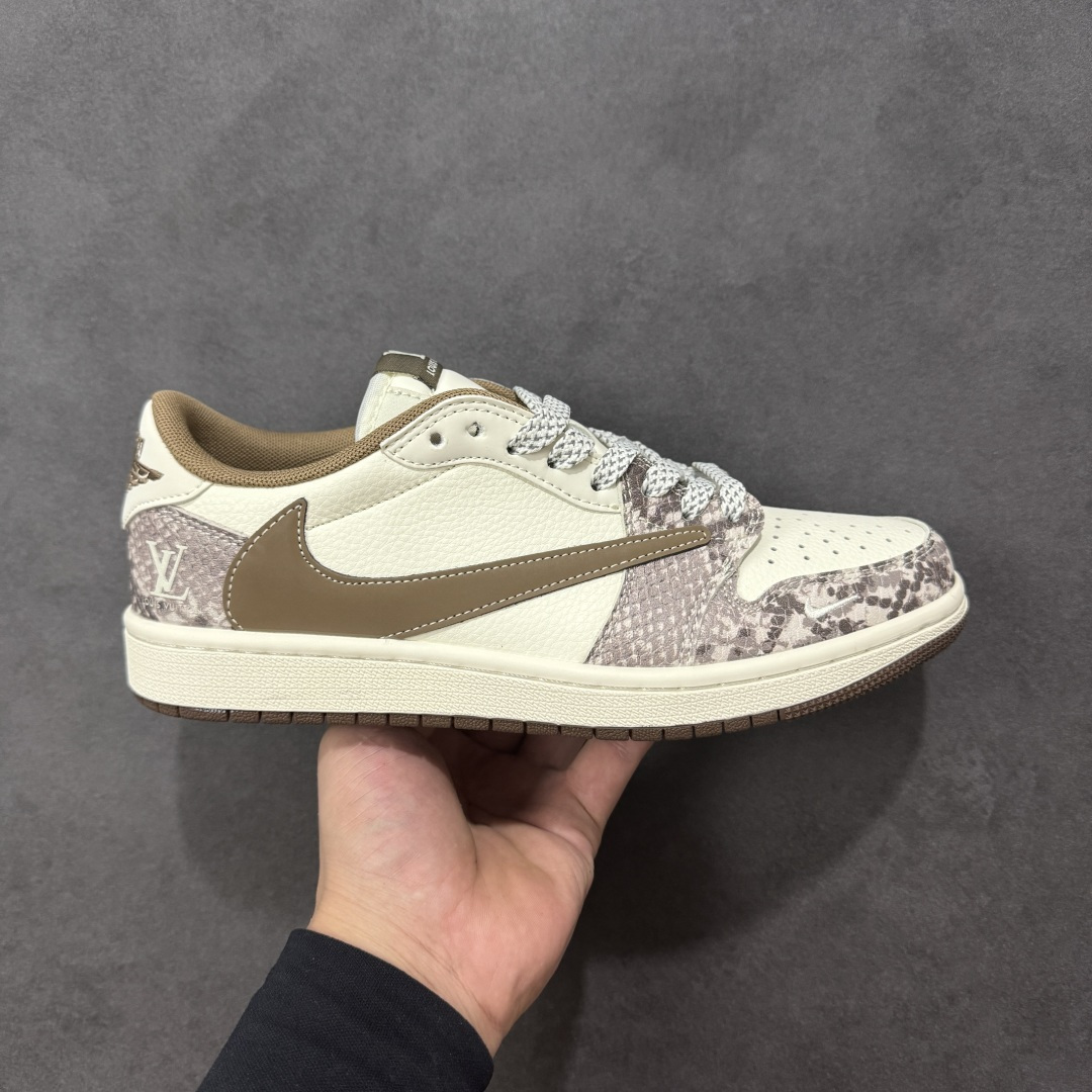 【定制版】Travis Scott x Fragment Design x Jordan Air Jordan 1 Low OG SP “LV联名——棕蟒纹” 多方联名合作融合了Travi翻毛蓝勾s Scott 独特的音乐风格，藤原浩个性的设计风格以及Jordan品牌的经典元素 使其成为一双具有独特身份和价值的鞋子 清新而立体的外观加上联名标识更突出了其独特身份 这种配色方案显示出活力和时尚感 在视觉上引人注目 鞋身的质感和细腻的细节处理使其显得高端而格调十足 这款“倒钩”联名是设计与创意完美结合 融合多方的个性风格是一款备受瞩目的潮流鞋款 低帮休闲板鞋 定制鞋盒 大厂纯原品质出货 超高清洁度 皮料切割干净无任何毛边 细节完美 货号： XS7089-618 尺码： 36 36.5 37.5 38 38.5 39 40 40.5 41 42 42.5 43 44 44.5 45-选品中心