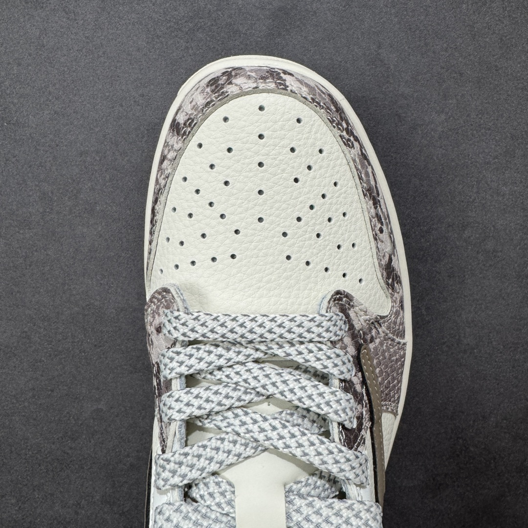 图片[8]-【定制版】Travis Scott x Fragment Design x Jordan Air Jordan 1 Low OG SP “LV联名——棕蟒纹” 多方联名合作融合了Travi翻毛蓝勾s Scott 独特的音乐风格，藤原浩个性的设计风格以及Jordan品牌的经典元素 使其成为一双具有独特身份和价值的鞋子 清新而立体的外观加上联名标识更突出了其独特身份 这种配色方案显示出活力和时尚感 在视觉上引人注目 鞋身的质感和细腻的细节处理使其显得高端而格调十足 这款“倒钩”联名是设计与创意完美结合 融合多方的个性风格是一款备受瞩目的潮流鞋款 低帮休闲板鞋 定制鞋盒 大厂纯原品质出货 超高清洁度 皮料切割干净无任何毛边 细节完美 货号： XS7089-618 尺码： 36 36.5 37.5 38 38.5 39 40 40.5 41 42 42.5 43 44 44.5 45-选品中心