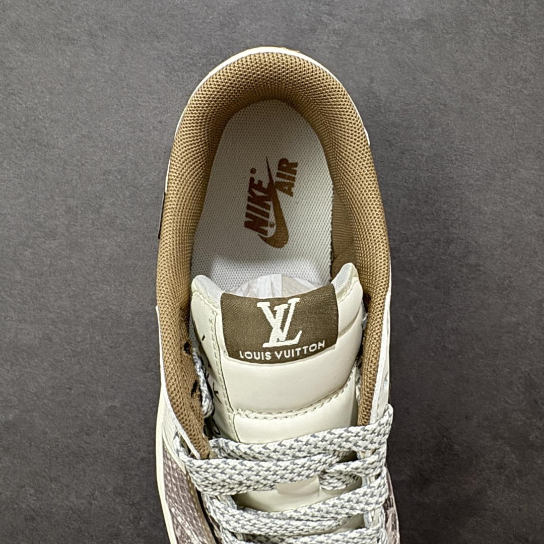 图片[7]-【定制版】Travis Scott x Fragment Design x Jordan Air Jordan 1 Low OG SP “LV联名——棕蟒纹” 多方联名合作融合了Travi翻毛蓝勾s Scott 独特的音乐风格，藤原浩个性的设计风格以及Jordan品牌的经典元素 使其成为一双具有独特身份和价值的鞋子 清新而立体的外观加上联名标识更突出了其独特身份 这种配色方案显示出活力和时尚感 在视觉上引人注目 鞋身的质感和细腻的细节处理使其显得高端而格调十足 这款“倒钩”联名是设计与创意完美结合 融合多方的个性风格是一款备受瞩目的潮流鞋款 低帮休闲板鞋 定制鞋盒 大厂纯原品质出货 超高清洁度 皮料切割干净无任何毛边 细节完美 货号： XS7089-618 尺码： 36 36.5 37.5 38 38.5 39 40 40.5 41 42 42.5 43 44 44.5 45-选品中心