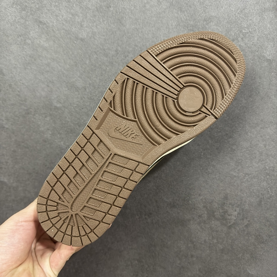 图片[9]-【定制版】Travis Scott x Fragment Design x Jordan Air Jordan 1 Low OG SP “LV联名——棕蟒纹” 多方联名合作融合了Travi翻毛蓝勾s Scott 独特的音乐风格，藤原浩个性的设计风格以及Jordan品牌的经典元素 使其成为一双具有独特身份和价值的鞋子 清新而立体的外观加上联名标识更突出了其独特身份 这种配色方案显示出活力和时尚感 在视觉上引人注目 鞋身的质感和细腻的细节处理使其显得高端而格调十足 这款“倒钩”联名是设计与创意完美结合 融合多方的个性风格是一款备受瞩目的潮流鞋款 低帮休闲板鞋 定制鞋盒 大厂纯原品质出货 超高清洁度 皮料切割干净无任何毛边 细节完美 货号： XS7089-618 尺码： 36 36.5 37.5 38 38.5 39 40 40.5 41 42 42.5 43 44 44.5 45-选品中心