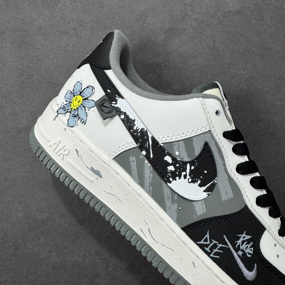 图片[6]-【定制版】手绘涂鸦“墨绘花迹”Nike Air Force 1 “Floral traces”空军一号定制板鞋 一双将街头涂鸦与温柔意象揉碎重组的Air Force 1——鞋身以米白作底，如未干的宣纸承托着黑白泼墨般的涂鸦纹理，笔触随性却带着少年式的莽撞张力；侧身突然跳出的嫩黄小花与淡蓝花瓣，像草稿本角落不经意的温柔涂鸦，消解了街头感的冷硬，让“酷”里裹了点软乎乎的鲜活 货号：DB3301-606 尺码： 36 36.5 37.5 38 38.5 39 40 40.5 41 42 42.5 43 44 44.5 45 编码：HXSA310320-选品中心