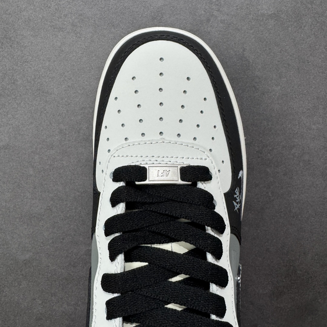 图片[8]-【定制版】手绘涂鸦“墨绘花迹”Nike Air Force 1 “Floral traces”空军一号定制板鞋 一双将街头涂鸦与温柔意象揉碎重组的Air Force 1——鞋身以米白作底，如未干的宣纸承托着黑白泼墨般的涂鸦纹理，笔触随性却带着少年式的莽撞张力；侧身突然跳出的嫩黄小花与淡蓝花瓣，像草稿本角落不经意的温柔涂鸦，消解了街头感的冷硬，让“酷”里裹了点软乎乎的鲜活 货号：DB3301-606 尺码： 36 36.5 37.5 38 38.5 39 40 40.5 41 42 42.5 43 44 44.5 45 编码：HXSA310320-选品中心