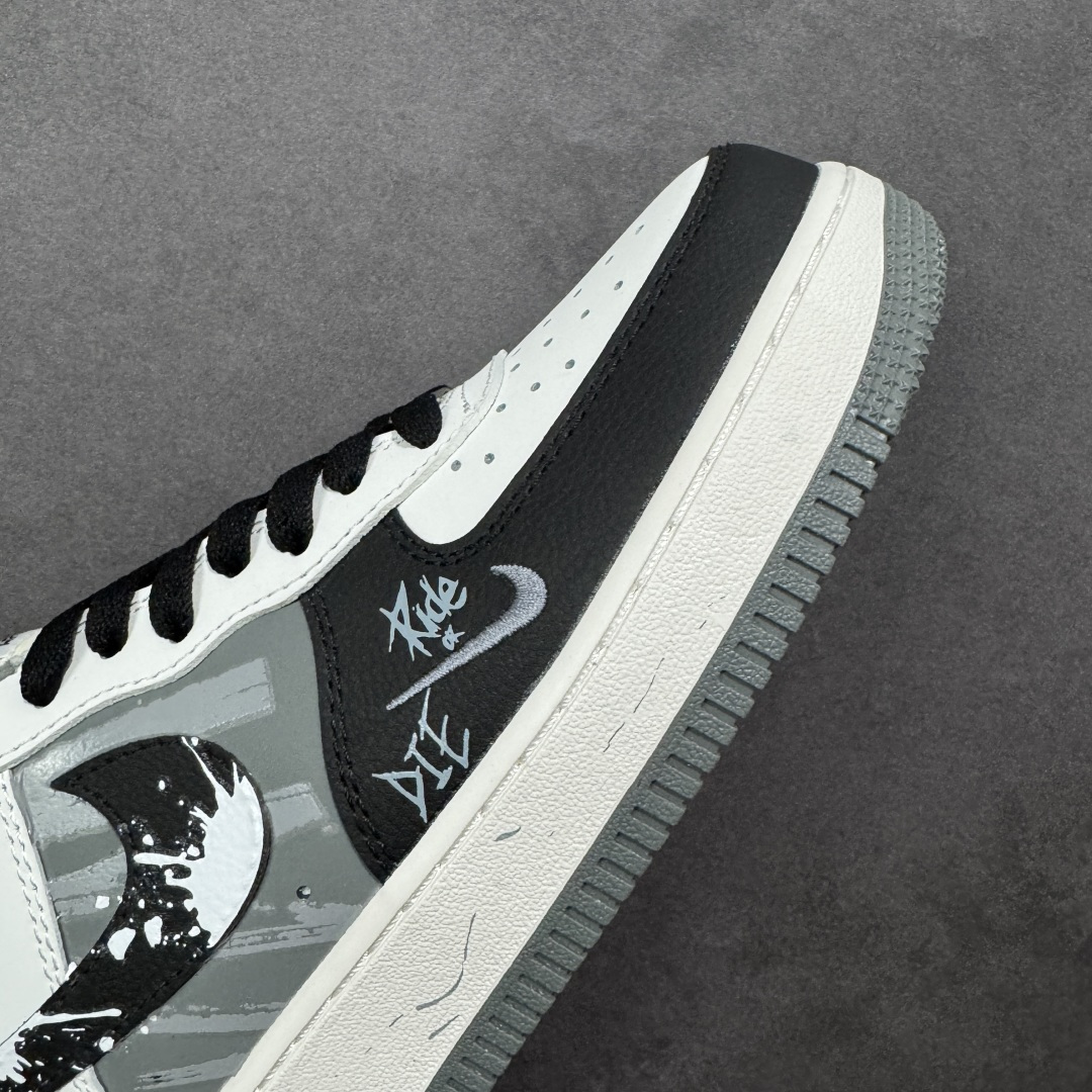 图片[5]-【定制版】手绘涂鸦“墨绘花迹”Nike Air Force 1 “Floral traces”空军一号定制板鞋 一双将街头涂鸦与温柔意象揉碎重组的Air Force 1——鞋身以米白作底，如未干的宣纸承托着黑白泼墨般的涂鸦纹理，笔触随性却带着少年式的莽撞张力；侧身突然跳出的嫩黄小花与淡蓝花瓣，像草稿本角落不经意的温柔涂鸦，消解了街头感的冷硬，让“酷”里裹了点软乎乎的鲜活 货号：DB3301-606 尺码： 36 36.5 37.5 38 38.5 39 40 40.5 41 42 42.5 43 44 44.5 45 编码：HXSA310320-选品中心