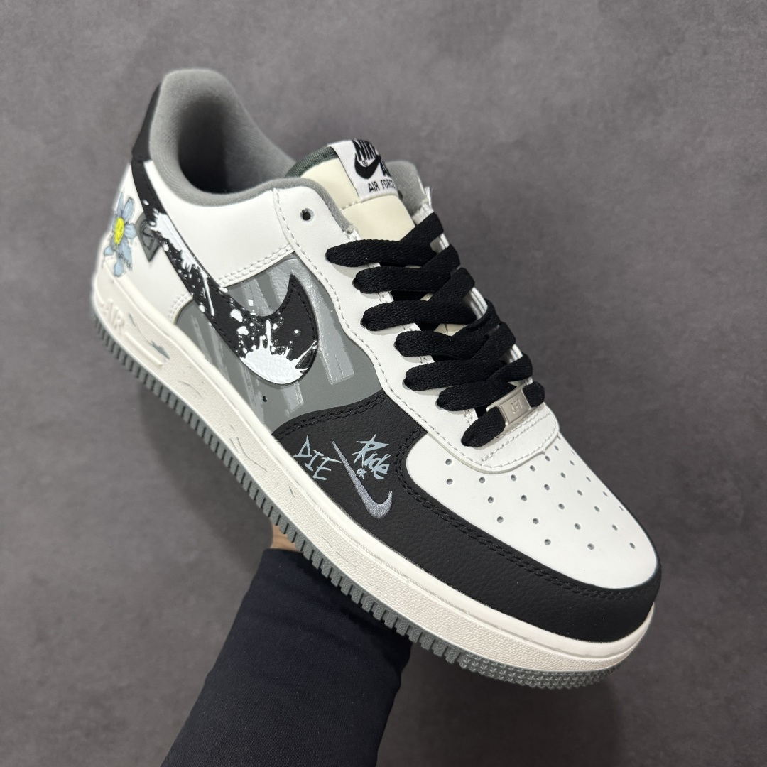 图片[3]-【定制版】手绘涂鸦“墨绘花迹”Nike Air Force 1 “Floral traces”空军一号定制板鞋 一双将街头涂鸦与温柔意象揉碎重组的Air Force 1——鞋身以米白作底，如未干的宣纸承托着黑白泼墨般的涂鸦纹理，笔触随性却带着少年式的莽撞张力；侧身突然跳出的嫩黄小花与淡蓝花瓣，像草稿本角落不经意的温柔涂鸦，消解了街头感的冷硬，让“酷”里裹了点软乎乎的鲜活 货号：DB3301-606 尺码： 36 36.5 37.5 38 38.5 39 40 40.5 41 42 42.5 43 44 44.5 45 编码：HXSA310320-选品中心