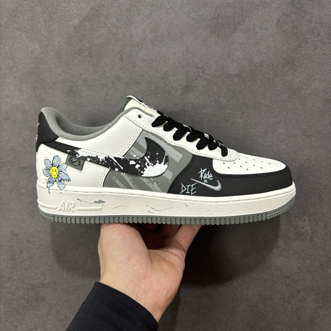 【定制版】手绘涂鸦“墨绘花迹”Nike Air Force 1 “Floral traces”空军一号定制板鞋 一双将街头涂鸦与温柔意象揉碎重组的Air Force 1——鞋身以米白作底，如未干的宣纸承托着黑白泼墨般的涂鸦纹理，笔触随性却带着少年式的莽撞张力；侧身突然跳出的嫩黄小花与淡蓝花瓣，像草稿本角落不经意的温柔涂鸦，消解了街头感的冷硬，让“酷”里裹了点软乎乎的鲜活 货号：DB3301-606 尺码： 36 36.5 37.5 38 38.5 39 40 40.5 41 42 42.5 43 44 44.5 45 编码：HXSA310320-选品中心