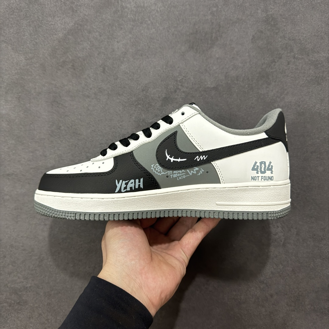 图片[2]-【定制版】手绘涂鸦“墨绘花迹”Nike Air Force 1 “Floral traces”空军一号定制板鞋 一双将街头涂鸦与温柔意象揉碎重组的Air Force 1——鞋身以米白作底，如未干的宣纸承托着黑白泼墨般的涂鸦纹理，笔触随性却带着少年式的莽撞张力；侧身突然跳出的嫩黄小花与淡蓝花瓣，像草稿本角落不经意的温柔涂鸦，消解了街头感的冷硬，让“酷”里裹了点软乎乎的鲜活 货号：DB3301-606 尺码： 36 36.5 37.5 38 38.5 39 40 40.5 41 42 42.5 43 44 44.5 45 编码：HXSA310320-选品中心