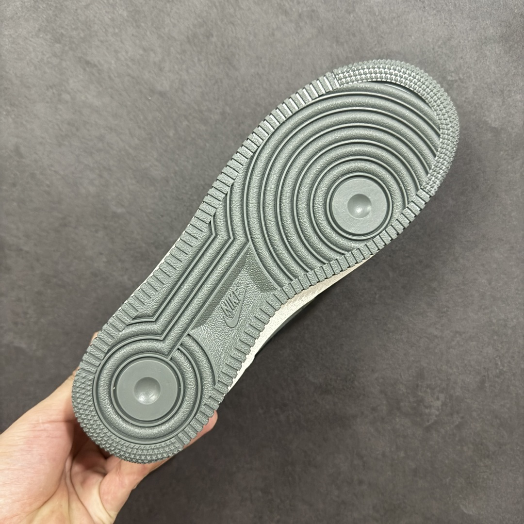 图片[9]-【定制版】手绘涂鸦“墨绘花迹”Nike Air Force 1 “Floral traces”空军一号定制板鞋 一双将街头涂鸦与温柔意象揉碎重组的Air Force 1——鞋身以米白作底，如未干的宣纸承托着黑白泼墨般的涂鸦纹理，笔触随性却带着少年式的莽撞张力；侧身突然跳出的嫩黄小花与淡蓝花瓣，像草稿本角落不经意的温柔涂鸦，消解了街头感的冷硬，让“酷”里裹了点软乎乎的鲜活 货号：DB3301-606 尺码： 36 36.5 37.5 38 38.5 39 40 40.5 41 42 42.5 43 44 44.5 45 编码：HXSA310320-选品中心