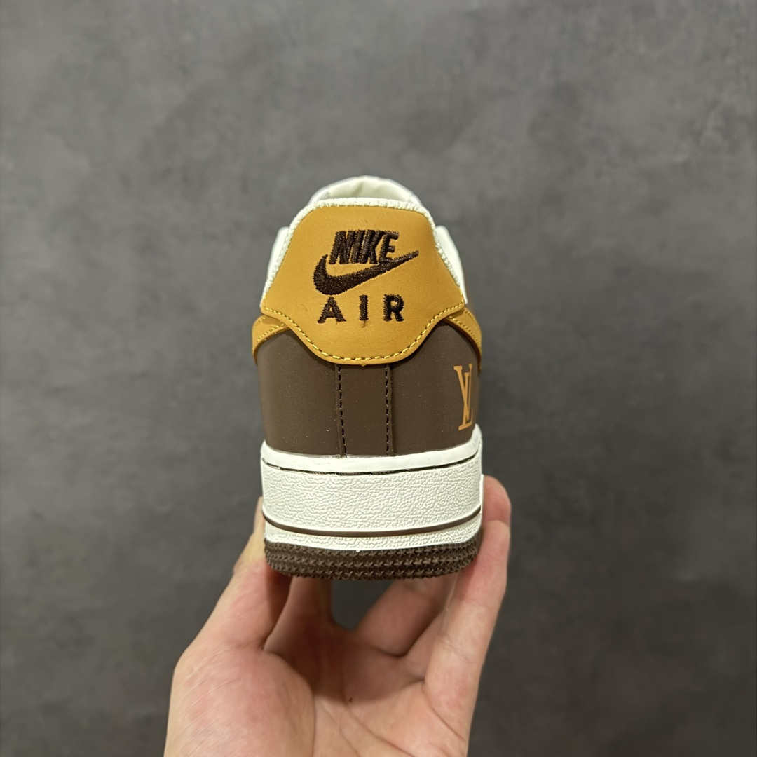 图片[4]-【定制版】NIke Air Force 1 \’07 Low LV联名–咖棕焦糖 空军一号低帮 运动鞋 休闲鞋 折边针车 工艺难度大 原楦头原纸板 高端定制鞋盒 原厂鞋底 超高清洁度 细节完美 货号：NH0601-576 尺码：36 36.5 37.5 38 38.5 39 40 40.5 41 42 42.5 43 44 44.5 45 编码：HXSB310320-选品中心
