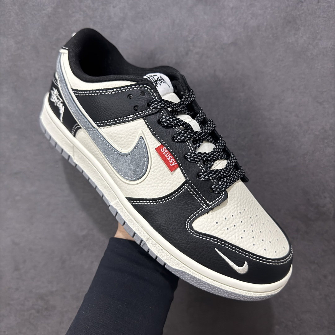 图片[3]-【定制版】Nike SB Dunk Low“ 斯图西联名—黑白熊猫” 周年高端定制 低帮休闲板鞋 定制鞋盒 大厂纯原品质出货 超高清洁度 皮料切割干净无任何毛边 细节完美 货号：DN3168-003 尺码：36 36.5 37.5 38 38.5 39 40 40.5 41 42 42.5 43 44 44.5 45 编码：HXSB330340-选品中心