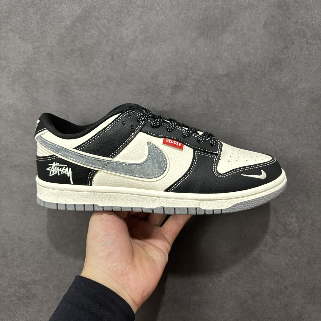 【定制版】Nike SB Dunk Low“ 斯图西联名—黑白熊猫” 周年高端定制 低帮休闲板鞋 定制鞋盒 大厂纯原品质出货 超高清洁度 皮料切割干净无任何毛边 细节完美 货号：DN3168-003 尺码：36 36.5 37.5 38 38.5 39 40 40.5 41 42 42.5 43 44 44.5 45 编码：HXSB330340-选品中心