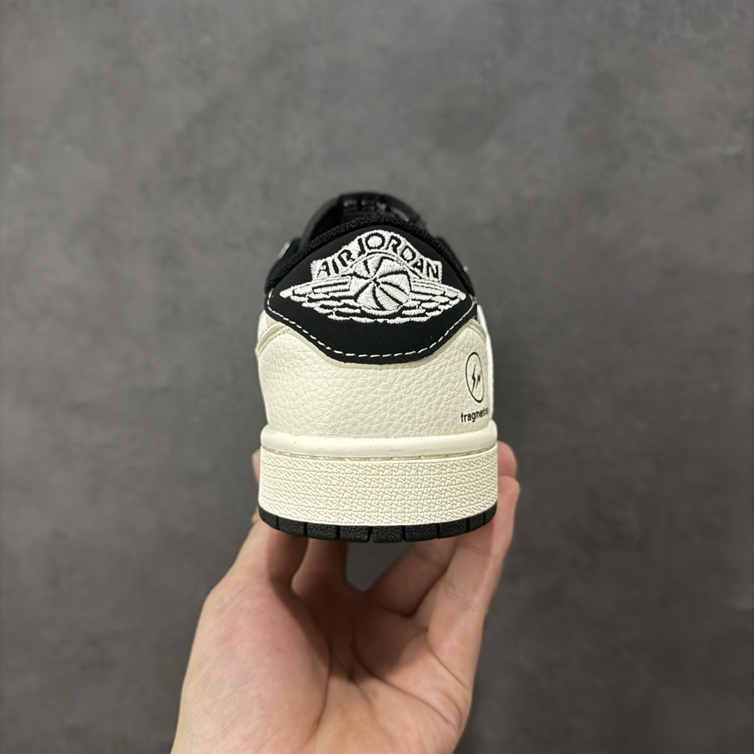 图片[4]-【定制版】Travis Scott x Fragment Design x Jordan Air Jordan 1 Low OG SP “闪电联名——米白黑” 高端定制 倒钩三方联名低帮篮球鞋 #定制鞋盒 大厂纯原品质出货 超高清洁度 皮料切割干净无任何毛边 细节完美 货号：XD0798-311 尺码： 36 36.5 37.5 38 38.5 39 40 40.5 41 42 42.5 43 44 44.5 45-选品中心