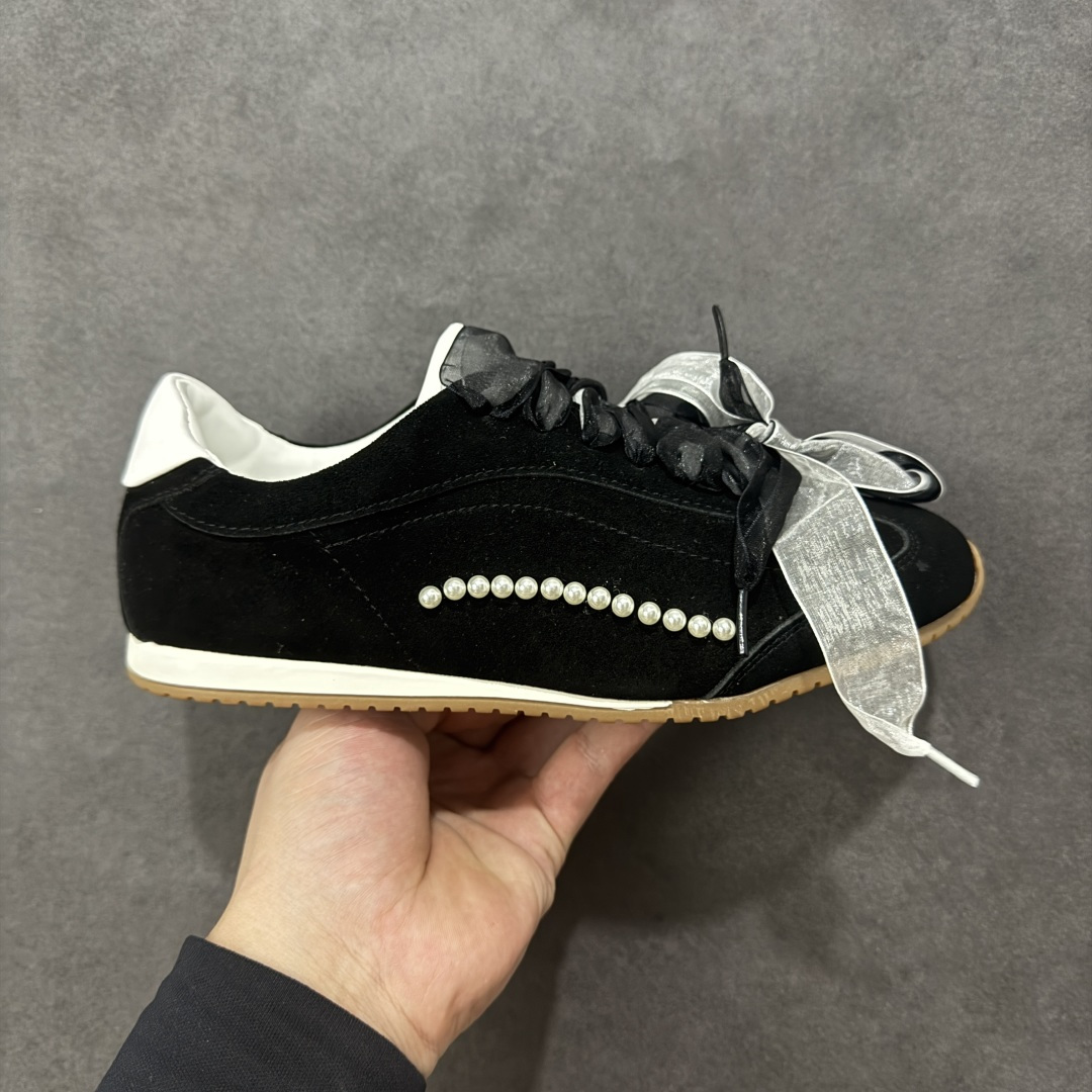 【定制版】alo yoga Sunset 月色舞曲 法式 少女 芭蕾风 生活休闲系带 阿甘鞋 德训鞋 原版开发 舒适百搭 网布减震透气支撑耐磨低帮 市面唯一独家私模打造 正确双层组合大底 ▪️包装：原版全套包装➕定制礼盒 ▪️面料：采用原版进口进口头层牛皮 ▪️内里垫脚：透气网➕定制内增高 ▪️大底： 原版定制防滑橡胶大底 ▪️货号：A0891U-Black(Team80-月色舞曲S-BOX) ▪️尺码：35-40 编码：TLB290300-选品中心