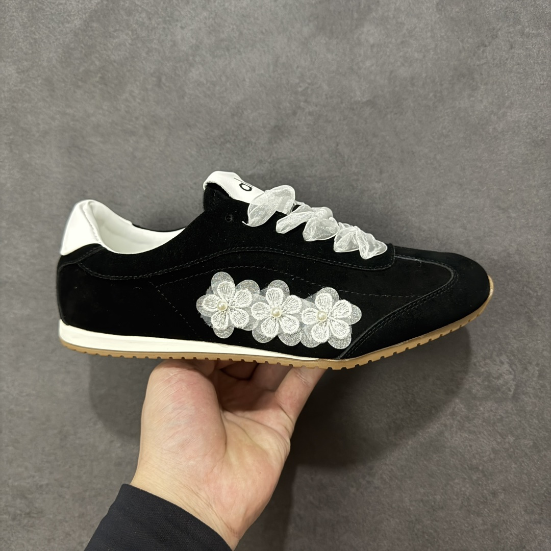 【定制版】alo yoga Sunset 月色舞曲 法式 少女 芭蕾风 生活休闲系带 阿甘鞋 德训鞋 原版开发 舒适百搭 网布减震透气支撑耐磨低帮 市面唯一独家私模打造 正确双层组合大底 ▪️包装：原版全套包装➕定制礼盒 ▪️面料：采用原版进口进口头层牛皮 ▪️内里垫脚：透气网➕定制内增高 ▪️大底： 原版定制防滑橡胶大底 ▪️货号：A0891U-Black(Team80-月色舞曲S-BOX) ▪️尺码：35-40 编码：TLB290300-选品中心