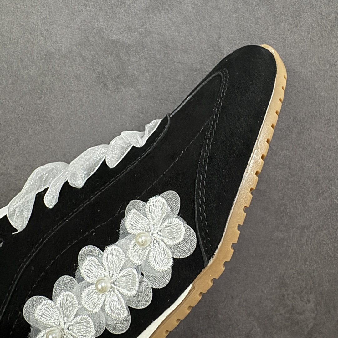 图片[5]-【定制版】alo yoga Sunset 月色舞曲 法式 少女 芭蕾风 生活休闲系带 阿甘鞋 德训鞋 原版开发 舒适百搭 网布减震透气支撑耐磨低帮 市面唯一独家私模打造 正确双层组合大底 ▪️包装：原版全套包装➕定制礼盒 ▪️面料：采用原版进口进口头层牛皮 ▪️内里垫脚：透气网➕定制内增高 ▪️大底： 原版定制防滑橡胶大底 ▪️货号：A0891U-Black(Team80-月色舞曲S-BOX) ▪️尺码：35-40 编码：TLB290300-选品中心