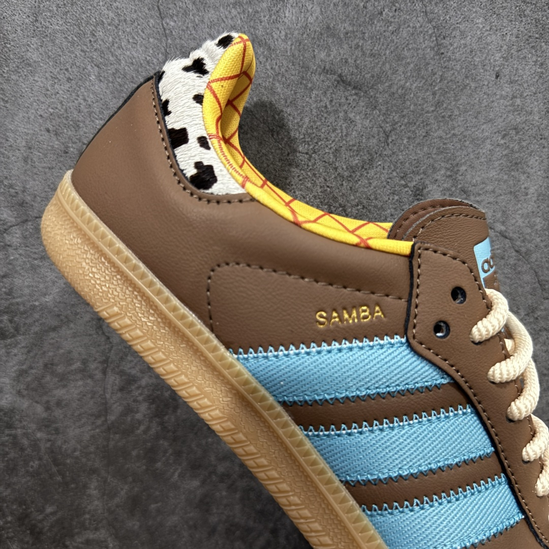 图片[7]-【RS纯原】Toy Story x adidas originals SAMBA OG桑巴舞系列绅士德训足球风百搭低帮休闲运动板鞋 JI4219 市面顶级品质 此版鞋身全部采用进口原厂头层皮 原厂头层 区分市面偷工减料！ 这款桑巴鞋展示了高质量的工艺 带有装饰的超锁缝制和无缝的手感 柔软、柔软的皮革造型和标志性的3条纹完成了精致的外观 正规合身鞋带 鞋面上有绒面鞋垫 橡胶鞋底 享受正畸套筒软感 自50年代首次亮相以来就一直在赢得粉丝的青睐 尺码：36 36.5 37.5 38 38.5 39 40 40.5 41 42 42.5 43 44 44.5 45-选品中心