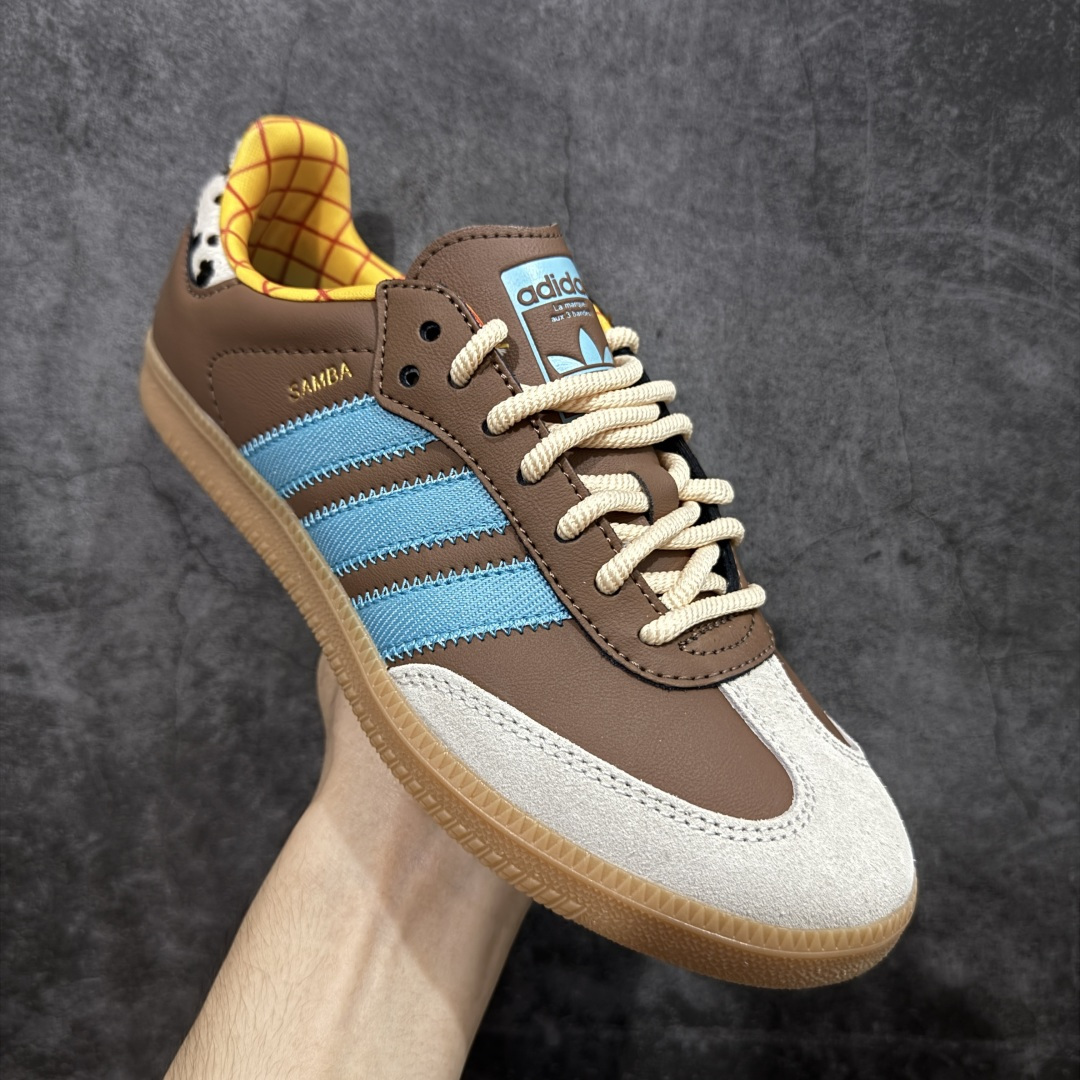 图片[3]-【RS纯原】Toy Story x adidas originals SAMBA OG桑巴舞系列绅士德训足球风百搭低帮休闲运动板鞋 JI4219 市面顶级品质 此版鞋身全部采用进口原厂头层皮 原厂头层 区分市面偷工减料！ 这款桑巴鞋展示了高质量的工艺 带有装饰的超锁缝制和无缝的手感 柔软、柔软的皮革造型和标志性的3条纹完成了精致的外观 正规合身鞋带 鞋面上有绒面鞋垫 橡胶鞋底 享受正畸套筒软感 自50年代首次亮相以来就一直在赢得粉丝的青睐 尺码：36 36.5 37.5 38 38.5 39 40 40.5 41 42 42.5 43 44 44.5 45-选品中心