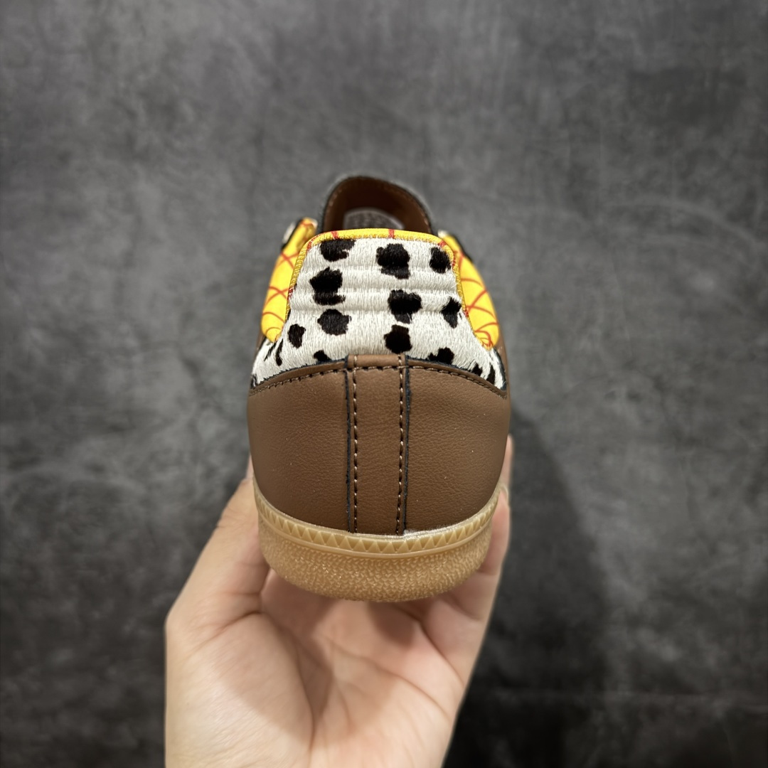图片[4]-【RS纯原】Toy Story x adidas originals SAMBA OG桑巴舞系列绅士德训足球风百搭低帮休闲运动板鞋 JI4219 市面顶级品质 此版鞋身全部采用进口原厂头层皮 原厂头层 区分市面偷工减料！ 这款桑巴鞋展示了高质量的工艺 带有装饰的超锁缝制和无缝的手感 柔软、柔软的皮革造型和标志性的3条纹完成了精致的外观 正规合身鞋带 鞋面上有绒面鞋垫 橡胶鞋底 享受正畸套筒软感 自50年代首次亮相以来就一直在赢得粉丝的青睐 尺码：36 36.5 37.5 38 38.5 39 40 40.5 41 42 42.5 43 44 44.5 45-选品中心