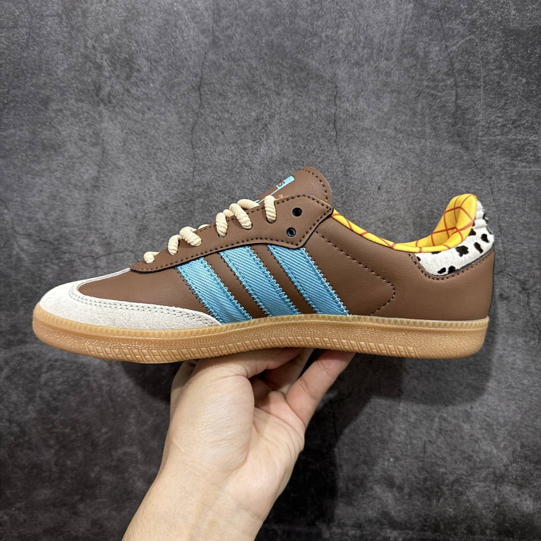 图片[2]-【RS纯原】Toy Story x adidas originals SAMBA OG桑巴舞系列绅士德训足球风百搭低帮休闲运动板鞋 JI4219 市面顶级品质 此版鞋身全部采用进口原厂头层皮 原厂头层 区分市面偷工减料！ 这款桑巴鞋展示了高质量的工艺 带有装饰的超锁缝制和无缝的手感 柔软、柔软的皮革造型和标志性的3条纹完成了精致的外观 正规合身鞋带 鞋面上有绒面鞋垫 橡胶鞋底 享受正畸套筒软感 自50年代首次亮相以来就一直在赢得粉丝的青睐 尺码：36 36.5 37.5 38 38.5 39 40 40.5 41 42 42.5 43 44 44.5 45-选品中心