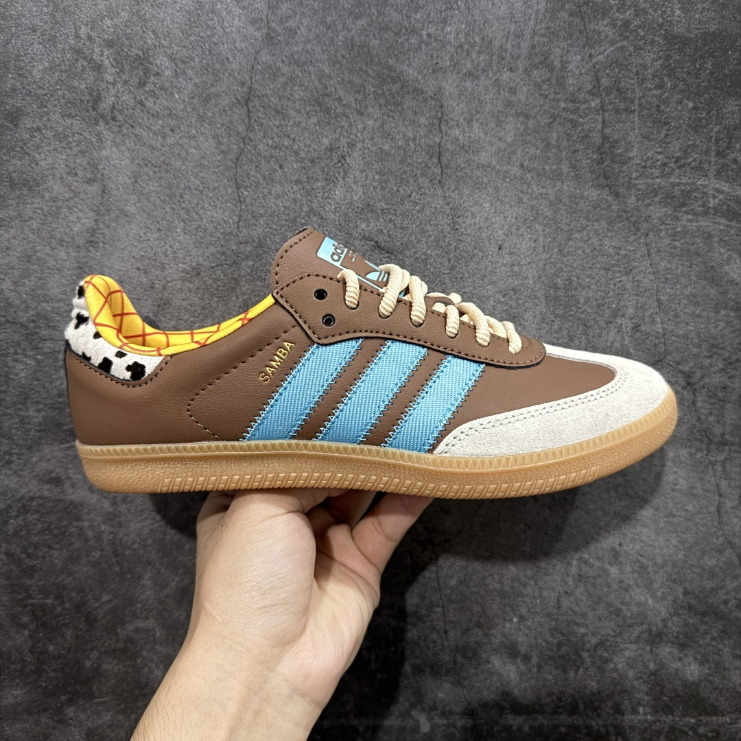 【RS纯原】Toy Story x adidas originals SAMBA OG桑巴舞系列绅士德训足球风百搭低帮休闲运动板鞋 JI4219 市面顶级品质 此版鞋身全部采用进口原厂头层皮 原厂头层 区分市面偷工减料！ 这款桑巴鞋展示了高质量的工艺 带有装饰的超锁缝制和无缝的手感 柔软、柔软的皮革造型和标志性的3条纹完成了精致的外观 正规合身鞋带 鞋面上有绒面鞋垫 橡胶鞋底 享受正畸套筒软感 自50年代首次亮相以来就一直在赢得粉丝的青睐 尺码：36 36.5 37.5 38 38.5 39 40 40.5 41 42 42.5 43 44 44.5 45-选品中心