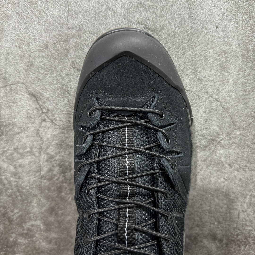 图片[5]-【W1版本】Salomon 𝐱 MM6 萨洛蒙联名马吉拉 X-Alp系列 情侣款户外休闲运动鞋 原版购入开发 做货 这款由MM6全新演绎的X-AIp专注于其空气动力学的外观上，标志性白色与奶油色带来都市风格 鞋舌上的MM6 数字标志就像一枚手工印章，与SALOMON大胆而高科技的LOGO相得益彰 另一双则以纯粹的黑色打造，突出富质感的细节，标志性运动鞋被提炼为新的都市经典 为 SALOMON带来静谧气息 配送专柜精美包装 面料： 原版进口牛皮+透气网面 内里：原版进口透气网里 鞋底：原版开模防滑橡胶大底 底厚：4CM 尺码： 36 36.5 37.5 38 38.5 39 40 440.5 41 42 42.5 43 44 44.5 45-选品中心