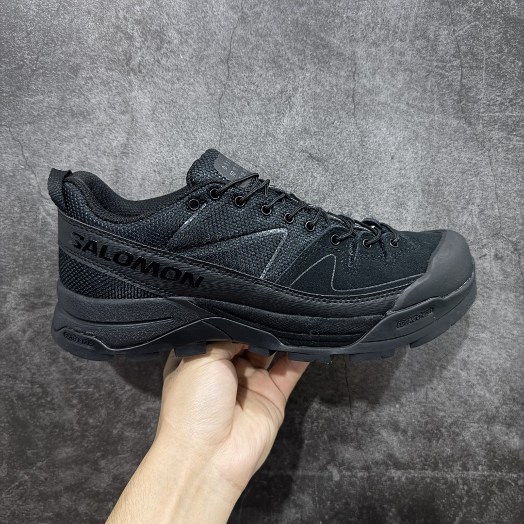 【W1版本】Salomon 𝐱 MM6 萨洛蒙联名马吉拉 X-Alp系列 情侣款户外休闲运动鞋 原版购入开发 做货 这款由MM6全新演绎的X-AIp专注于其空气动力学的外观上，标志性白色与奶油色带来都市风格 鞋舌上的MM6 数字标志就像一枚手工印章，与SALOMON大胆而高科技的LOGO相得益彰 另一双则以纯粹的黑色打造，突出富质感的细节，标志性运动鞋被提炼为新的都市经典 为 SALOMON带来静谧气息 配送专柜精美包装 面料： 原版进口牛皮+透气网面 内里：原版进口透气网里 鞋底：原版开模防滑橡胶大底 底厚：4CM 尺码： 36 36.5 37.5 38 38.5 39 40 440.5 41 42 42.5 43 44 44.5 45-选品中心