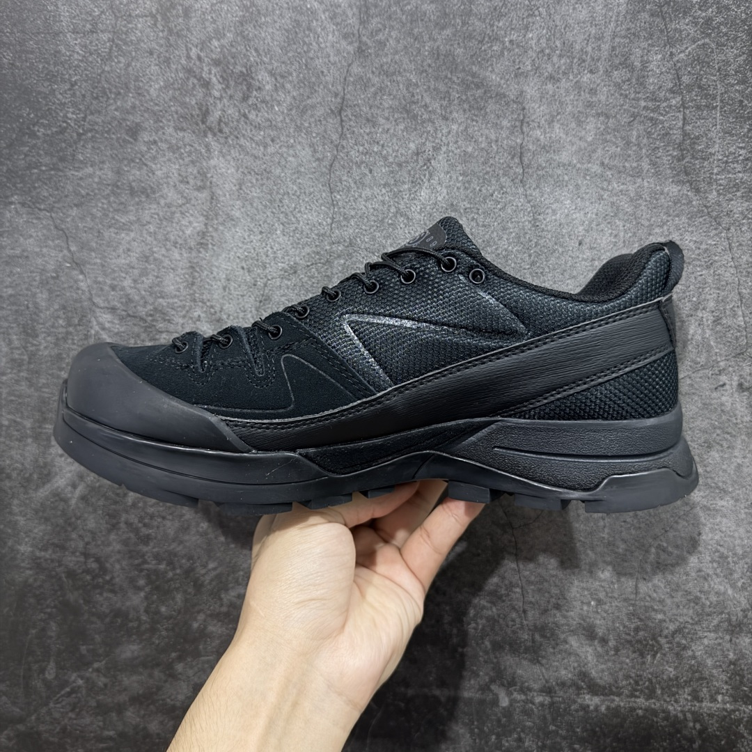 图片[2]-【W1版本】Salomon 𝐱 MM6 萨洛蒙联名马吉拉 X-Alp系列 情侣款户外休闲运动鞋 原版购入开发 做货 这款由MM6全新演绎的X-AIp专注于其空气动力学的外观上，标志性白色与奶油色带来都市风格 鞋舌上的MM6 数字标志就像一枚手工印章，与SALOMON大胆而高科技的LOGO相得益彰 另一双则以纯粹的黑色打造，突出富质感的细节，标志性运动鞋被提炼为新的都市经典 为 SALOMON带来静谧气息 配送专柜精美包装 面料： 原版进口牛皮+透气网面 内里：原版进口透气网里 鞋底：原版开模防滑橡胶大底 底厚：4CM 尺码： 36 36.5 37.5 38 38.5 39 40 440.5 41 42 42.5 43 44 44.5 45-选品中心