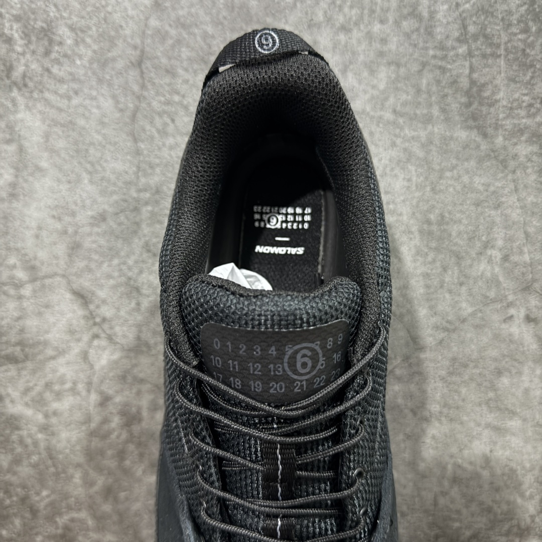 图片[8]-【W1版本】Salomon 𝐱 MM6 萨洛蒙联名马吉拉 X-Alp系列 情侣款户外休闲运动鞋 原版购入开发 做货 这款由MM6全新演绎的X-AIp专注于其空气动力学的外观上，标志性白色与奶油色带来都市风格 鞋舌上的MM6 数字标志就像一枚手工印章，与SALOMON大胆而高科技的LOGO相得益彰 另一双则以纯粹的黑色打造，突出富质感的细节，标志性运动鞋被提炼为新的都市经典 为 SALOMON带来静谧气息 配送专柜精美包装 面料： 原版进口牛皮+透气网面 内里：原版进口透气网里 鞋底：原版开模防滑橡胶大底 底厚：4CM 尺码： 36 36.5 37.5 38 38.5 39 40 440.5 41 42 42.5 43 44 44.5 45-选品中心