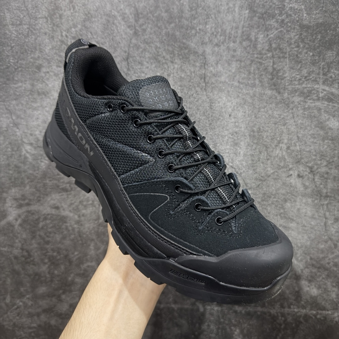 图片[3]-【W1版本】Salomon 𝐱 MM6 萨洛蒙联名马吉拉 X-Alp系列 情侣款户外休闲运动鞋 原版购入开发 做货 这款由MM6全新演绎的X-AIp专注于其空气动力学的外观上，标志性白色与奶油色带来都市风格 鞋舌上的MM6 数字标志就像一枚手工印章，与SALOMON大胆而高科技的LOGO相得益彰 另一双则以纯粹的黑色打造，突出富质感的细节，标志性运动鞋被提炼为新的都市经典 为 SALOMON带来静谧气息 配送专柜精美包装 面料： 原版进口牛皮+透气网面 内里：原版进口透气网里 鞋底：原版开模防滑橡胶大底 底厚：4CM 尺码： 36 36.5 37.5 38 38.5 39 40 440.5 41 42 42.5 43 44 44.5 45-选品中心