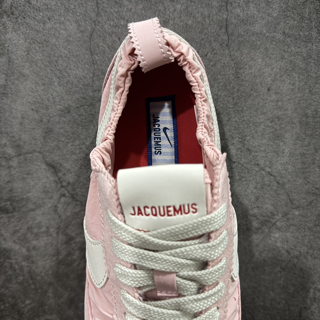 图片[8]-【公司级】Jacquemus x Nike Jacumoon 舒适 低帮生活休闲鞋 粉色 货号：HV8547-800 Nike和Jacquemus再度联手 鞋型高度还原了元年版的复古轮廓 细节点上在终于原味的基础上于鞋口处加入了松紧带设计 提升了穿脱的便捷性与贴合度 鞋身两侧是宽大的复古 Swoosh，而鞋舌上则点缀着专属的JACQUEMUS 标记，彰显联名 尺码：35-40 全码出货-选品中心