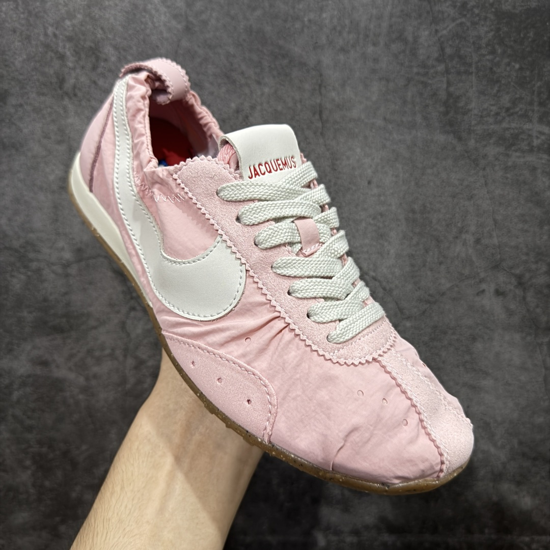 图片[3]-【公司级】Jacquemus x Nike Jacumoon 舒适 低帮生活休闲鞋 粉色 货号：HV8547-800 Nike和Jacquemus再度联手 鞋型高度还原了元年版的复古轮廓 细节点上在终于原味的基础上于鞋口处加入了松紧带设计 提升了穿脱的便捷性与贴合度 鞋身两侧是宽大的复古 Swoosh，而鞋舌上则点缀着专属的JACQUEMUS 标记，彰显联名 尺码：35-40 全码出货-选品中心