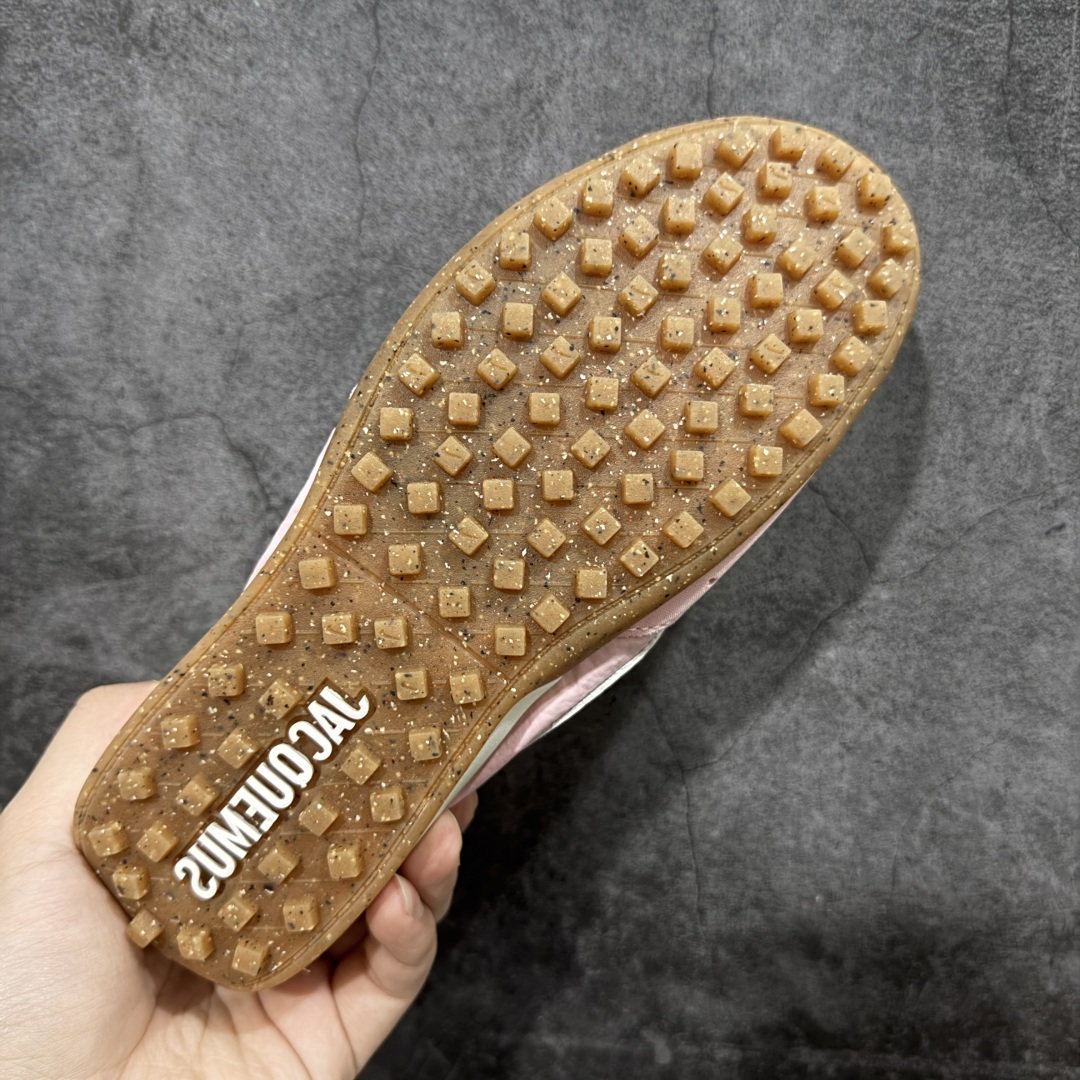 图片[9]-【公司级】Jacquemus x Nike Jacumoon 舒适 低帮生活休闲鞋 粉色 货号：HV8547-800 Nike和Jacquemus再度联手 鞋型高度还原了元年版的复古轮廓 细节点上在终于原味的基础上于鞋口处加入了松紧带设计 提升了穿脱的便捷性与贴合度 鞋身两侧是宽大的复古 Swoosh，而鞋舌上则点缀着专属的JACQUEMUS 标记，彰显联名 尺码：35-40 全码出货-选品中心
