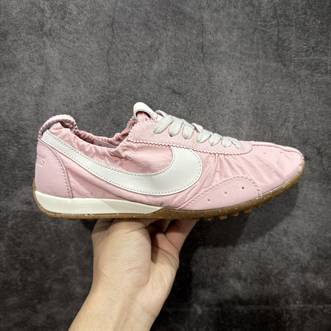 【公司级】Jacquemus x Nike Jacumoon 舒适 低帮生活休闲鞋 粉色 货号：HV8547-800 Nike和Jacquemus再度联手 鞋型高度还原了元年版的复古轮廓 细节点上在终于原味的基础上于鞋口处加入了松紧带设计 提升了穿脱的便捷性与贴合度 鞋身两侧是宽大的复古 Swoosh，而鞋舌上则点缀着专属的JACQUEMUS 标记，彰显联名 尺码：35-40 全码出货-选品中心