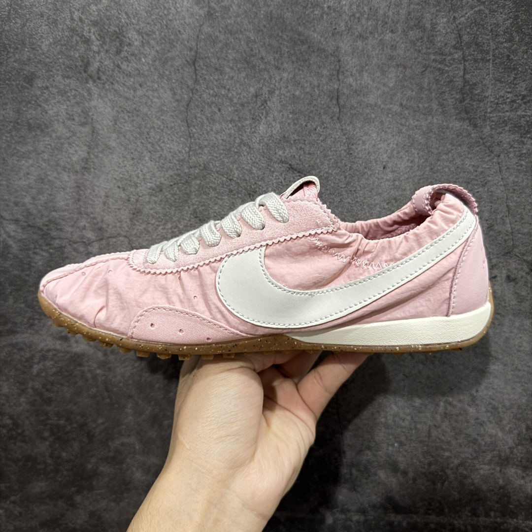 图片[2]-【公司级】Jacquemus x Nike Jacumoon 舒适 低帮生活休闲鞋 粉色 货号：HV8547-800 Nike和Jacquemus再度联手 鞋型高度还原了元年版的复古轮廓 细节点上在终于原味的基础上于鞋口处加入了松紧带设计 提升了穿脱的便捷性与贴合度 鞋身两侧是宽大的复古 Swoosh，而鞋舌上则点缀着专属的JACQUEMUS 标记，彰显联名 尺码：35-40 全码出货-选品中心