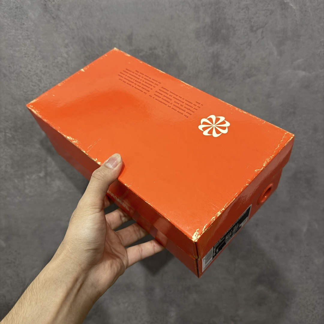 图片[7]-【公司级】Jacquemus x Nike Jacumoon 舒适 低帮生活休闲鞋 粉色 货号：HV8547-800 Nike和Jacquemus再度联手 鞋型高度还原了元年版的复古轮廓 细节点上在终于原味的基础上于鞋口处加入了松紧带设计 提升了穿脱的便捷性与贴合度 鞋身两侧是宽大的复古 Swoosh，而鞋舌上则点缀着专属的JACQUEMUS 标记，彰显联名 尺码：35-40 全码出货-选品中心