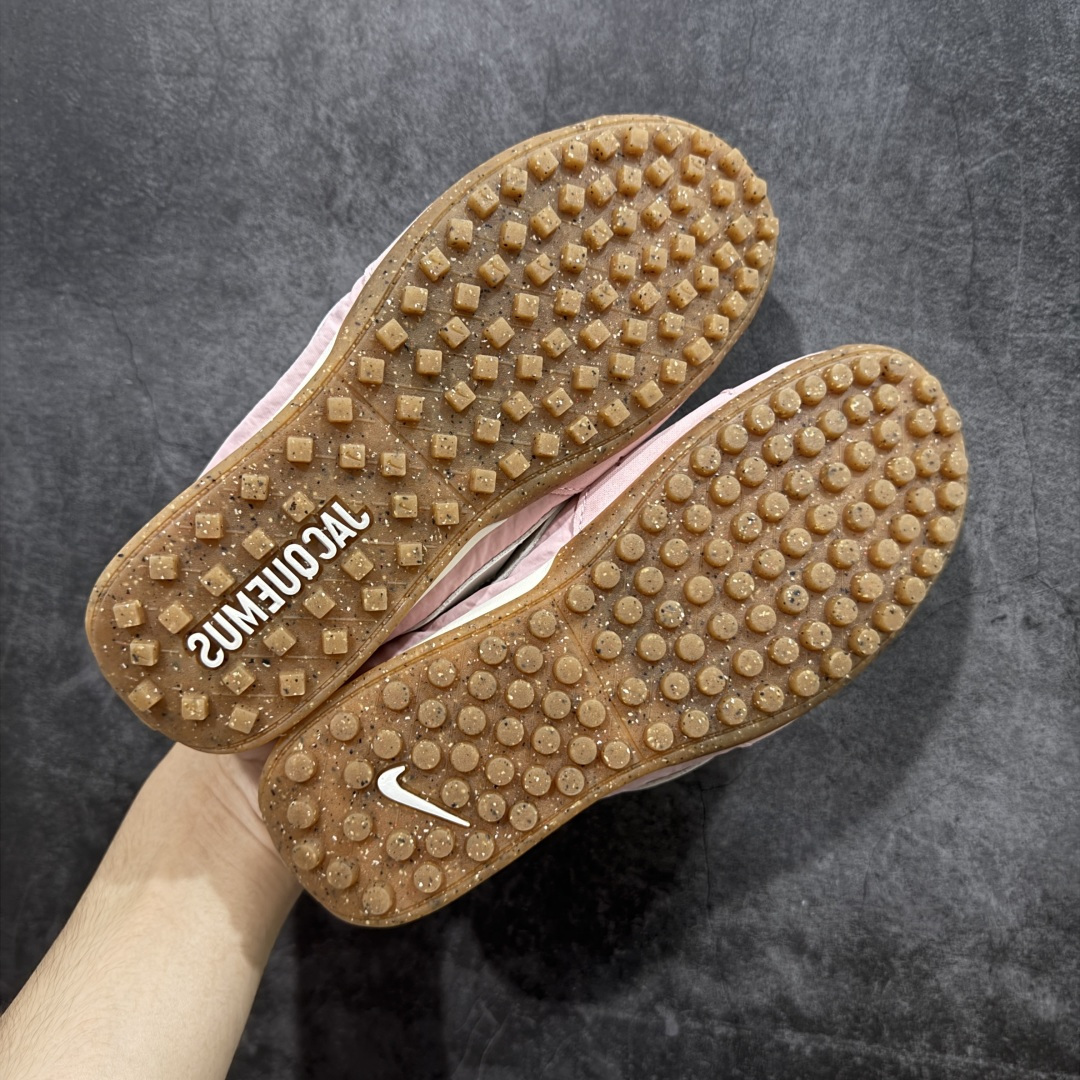 图片[4]-【公司级】Jacquemus x Nike Jacumoon 舒适 低帮生活休闲鞋 粉色 货号：HV8547-800 Nike和Jacquemus再度联手 鞋型高度还原了元年版的复古轮廓 细节点上在终于原味的基础上于鞋口处加入了松紧带设计 提升了穿脱的便捷性与贴合度 鞋身两侧是宽大的复古 Swoosh，而鞋舌上则点缀着专属的JACQUEMUS 标记，彰显联名 尺码：35-40 全码出货-选品中心