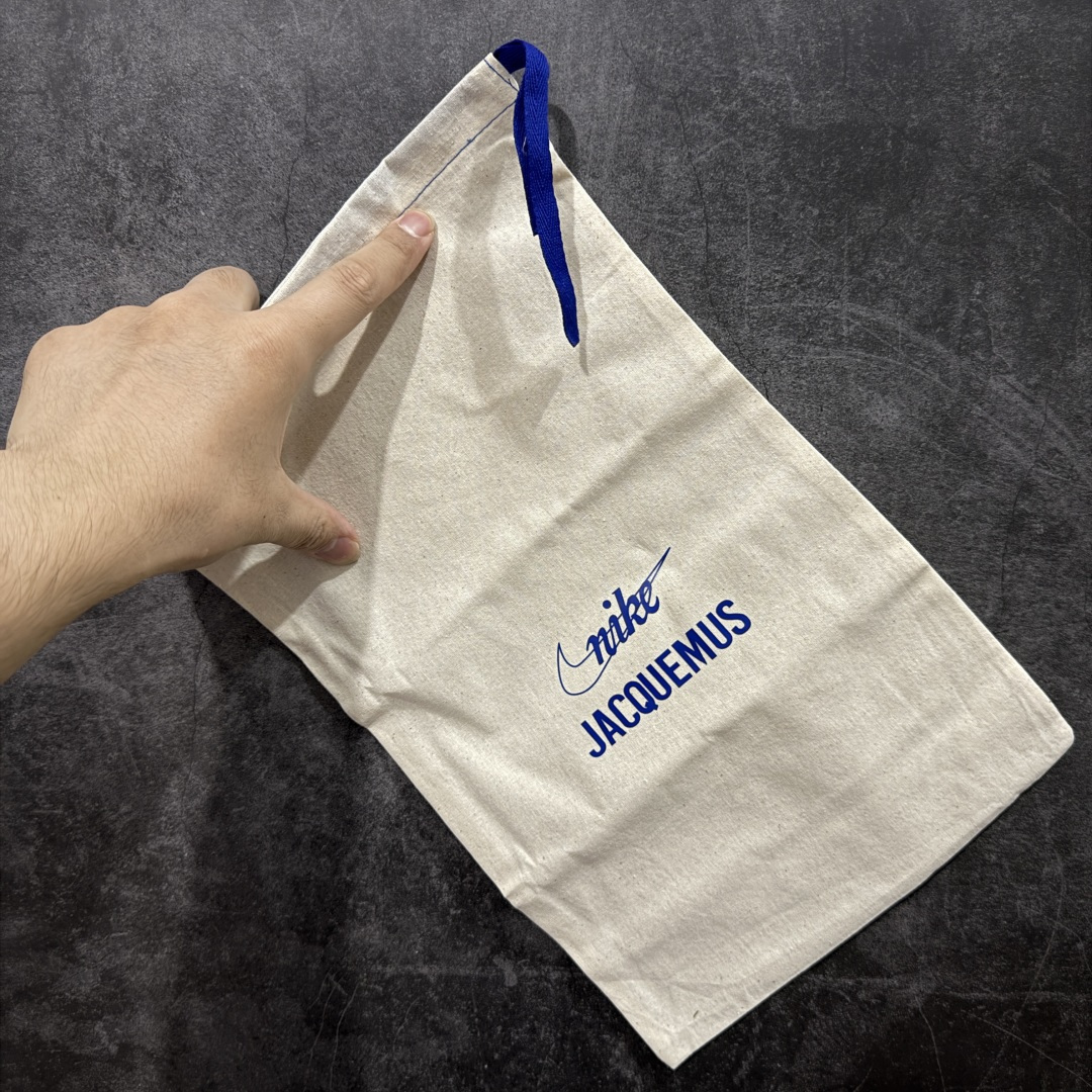 图片[6]-【公司级】Jacquemus x Nike Jacumoon 舒适 低帮生活休闲鞋 粉色 货号：HV8547-800 Nike和Jacquemus再度联手 鞋型高度还原了元年版的复古轮廓 细节点上在终于原味的基础上于鞋口处加入了松紧带设计 提升了穿脱的便捷性与贴合度 鞋身两侧是宽大的复古 Swoosh，而鞋舌上则点缀着专属的JACQUEMUS 标记，彰显联名 尺码：35-40 全码出货-选品中心