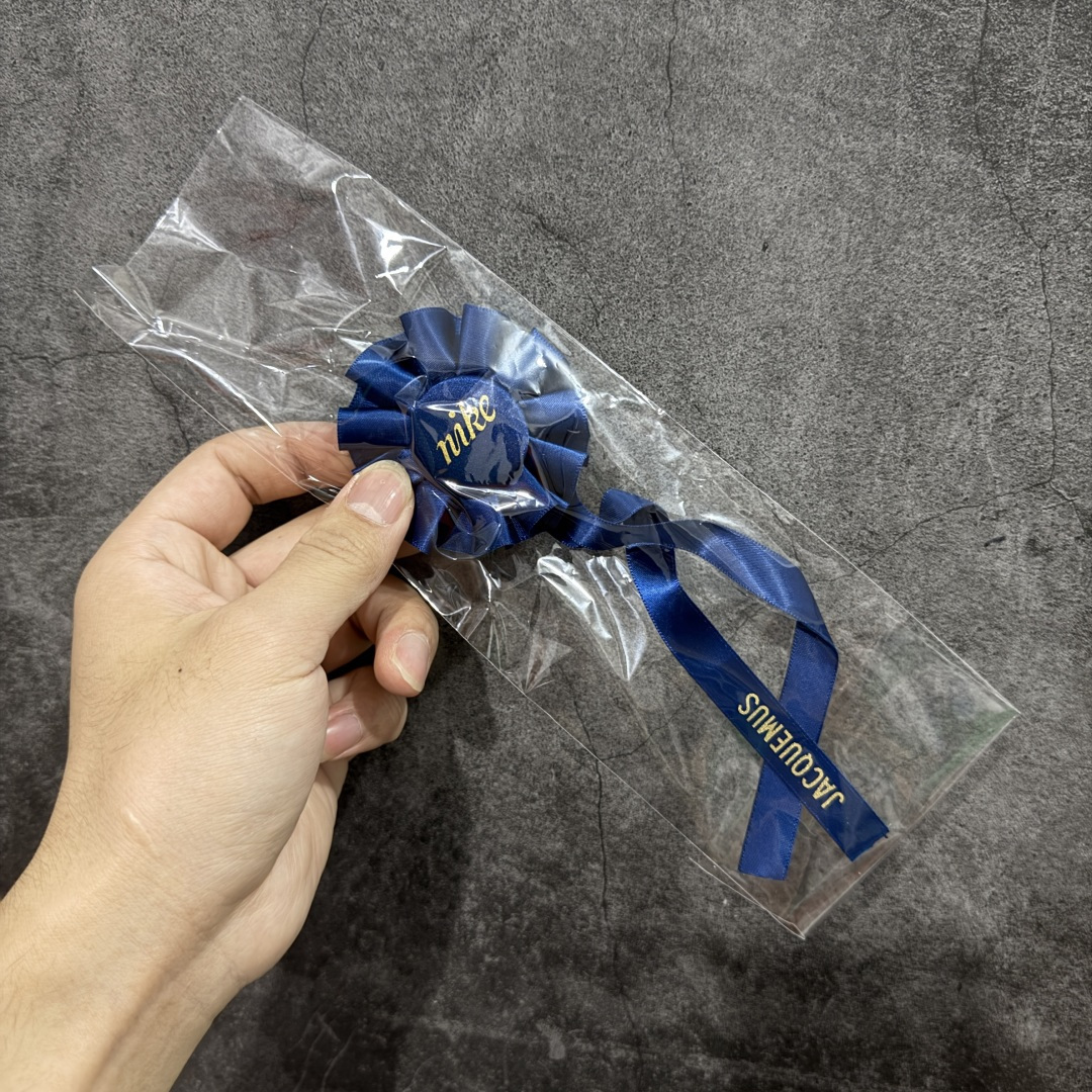 图片[5]-【公司级】Jacquemus x Nike Jacumoon 舒适 低帮生活休闲鞋 粉色 货号：HV8547-800 Nike和Jacquemus再度联手 鞋型高度还原了元年版的复古轮廓 细节点上在终于原味的基础上于鞋口处加入了松紧带设计 提升了穿脱的便捷性与贴合度 鞋身两侧是宽大的复古 Swoosh，而鞋舌上则点缀着专属的JACQUEMUS 标记，彰显联名 尺码：35-40 全码出货-选品中心