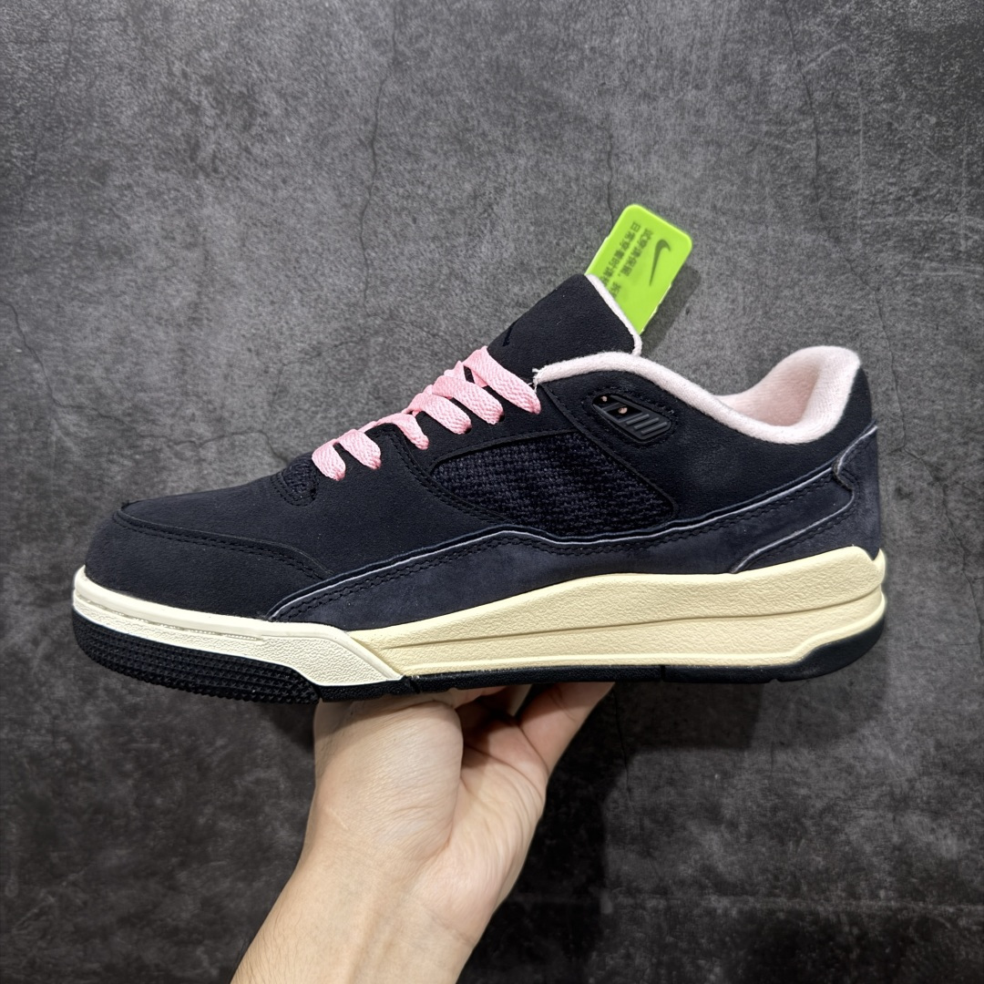 图片[2]-【神版】Air Jordan 4 Retro Flight Court 低帮 黑粉 AJ4 乔丹4代 aj4 乔4 低邦 黑粉 乔丹篮球鞋系列 头层带半码 区别市场通货 鞋款整体以黑色翻毛皮打造，搭配侧身黑色麂皮框架，鞋舌及后跟Jumpman Logo分别采用黑色、灰色刺绣点缀，后跟侧身Flighth字样也辅以灰色刺绣呈现，秉承轻量化的速度型篮球鞋设计思想完成设计，降低重量的同时提升舒适度，中底延续前作使用了分离式后掌可视化Air Soleb气垫。鞋带孔和后跟鞋提以籃网为造型灵感，将篮球运动巧妙融入到鞋款的设计之中，使鞋身整体富有流动性、节奏感和优雅气质。 货号：HF3255-012 尺码：36 36.5 37.5 38 38.5 39 40 40.5 41 42 42.5 43 44 44.5 45-选品中心