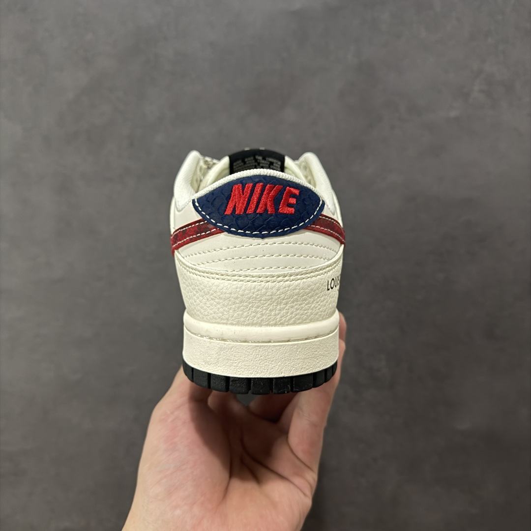 图片[4]-【定制版】Nike SB Dunk Low“LV联名——暗红勾” 周年高端定制 低帮休闲板鞋 定制鞋盒 大厂纯原品质出货 超高清洁度 皮料切割干净无任何毛边 细节完美 货号：XS6089-627 尺码：36 36.5 37.5 38 38.5 39 40 40.5 41 42 42.5 43 44 44.5 45 编码：HXSB330340-选品中心
