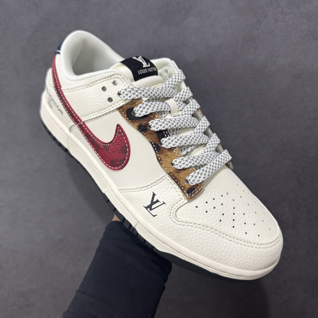 图片[3]-【定制版】Nike SB Dunk Low“LV联名——暗红勾” 周年高端定制 低帮休闲板鞋 定制鞋盒 大厂纯原品质出货 超高清洁度 皮料切割干净无任何毛边 细节完美 货号：XS6089-627 尺码：36 36.5 37.5 38 38.5 39 40 40.5 41 42 42.5 43 44 44.5 45 编码：HXSB330340-选品中心