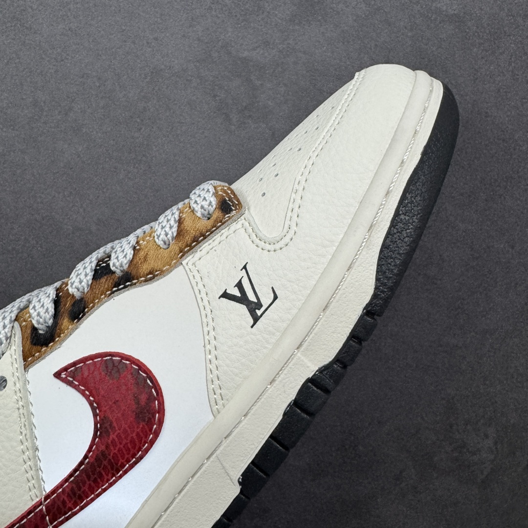 图片[5]-【定制版】Nike SB Dunk Low“LV联名——暗红勾” 周年高端定制 低帮休闲板鞋 定制鞋盒 大厂纯原品质出货 超高清洁度 皮料切割干净无任何毛边 细节完美 货号：XS6089-627 尺码：36 36.5 37.5 38 38.5 39 40 40.5 41 42 42.5 43 44 44.5 45 编码：HXSB330340-选品中心