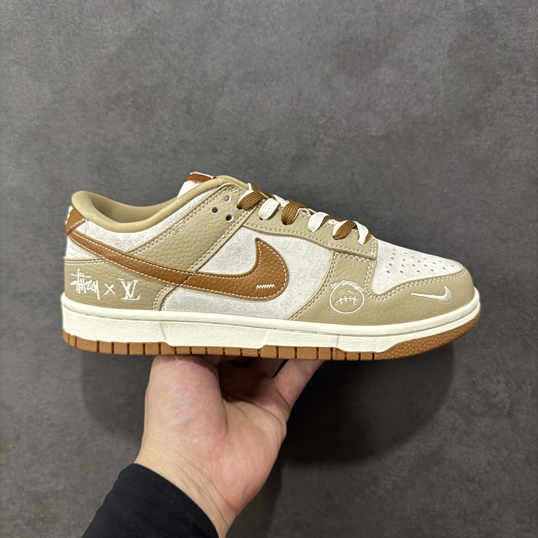 【定制版】Nike SB Dunk 斯图西 LV 三方联名——卡其棕 高端定制 低帮休闲板鞋 定制鞋盒 大厂纯原品质出货 超高清洁度 高级麂皮 皮料切割干净无任何毛边 细节完美 货号:SG6688-005 尺码:36 36.5 37.5 38 38.5 39 40 40.5 41 42 42.5 43 44 44.5 45 编码:HXSB330340-选品中心