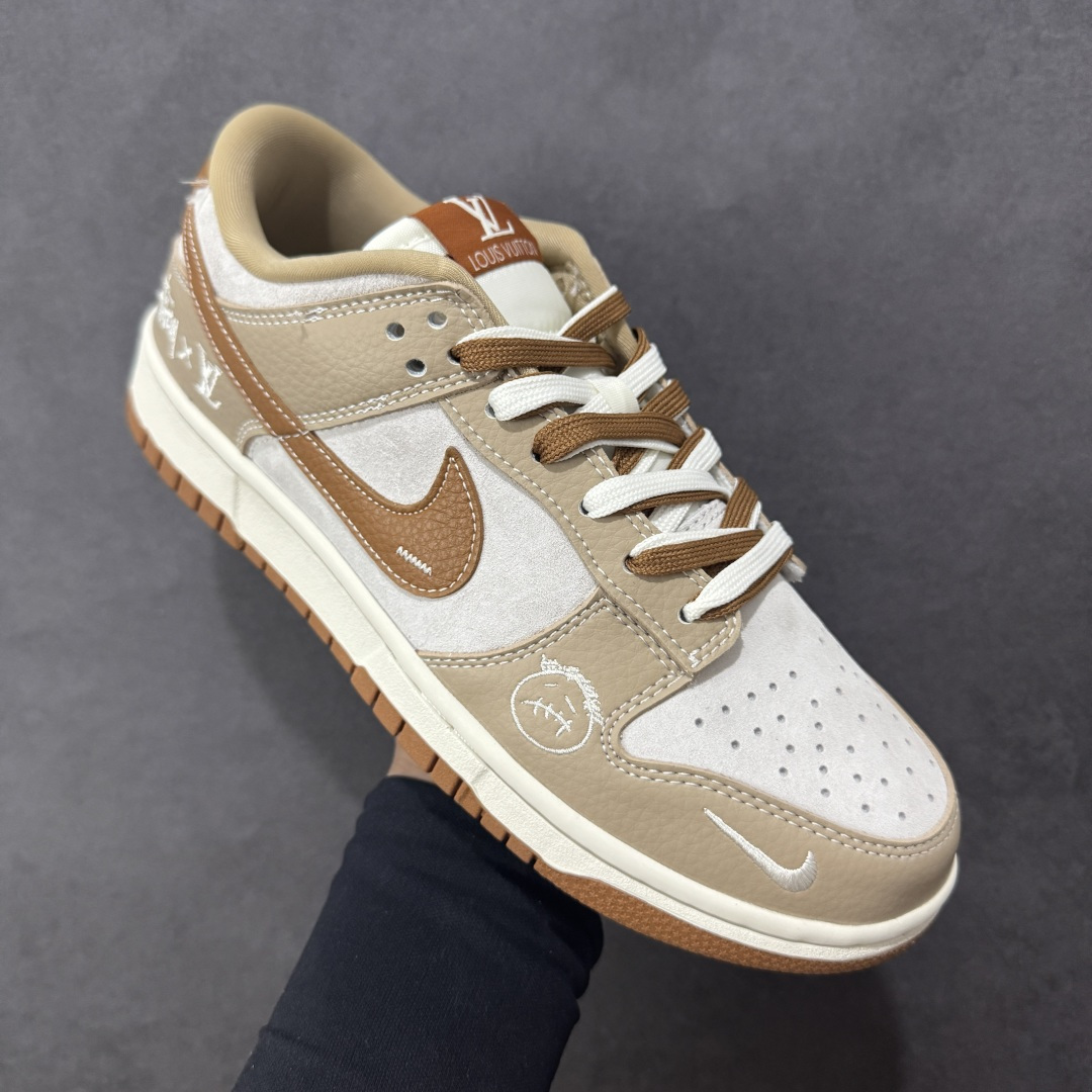 图片[3]-【定制版】Nike SB Dunk 斯图西 LV 三方联名——卡其棕 高端定制 低帮休闲板鞋 定制鞋盒 大厂纯原品质出货 超高清洁度 高级麂皮 皮料切割干净无任何毛边 细节完美 货号：SG6688-005 尺码：36 36.5 37.5 38 38.5 39 40 40.5 41 42 42.5 43 44 44.5 45 编码：HXSB330340-选品中心