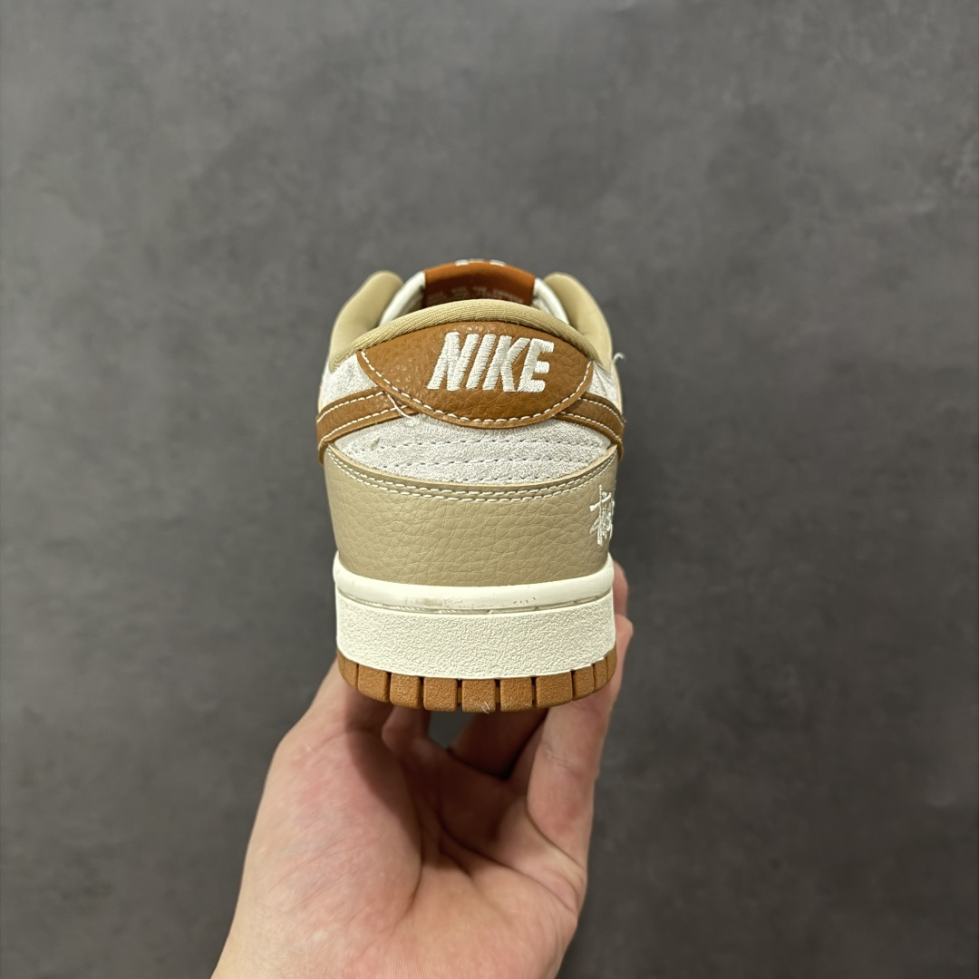 图片[4]-【定制版】Nike SB Dunk 斯图西 LV 三方联名——卡其棕 高端定制 低帮休闲板鞋 定制鞋盒 大厂纯原品质出货 超高清洁度 高级麂皮 皮料切割干净无任何毛边 细节完美 货号：SG6688-005 尺码：36 36.5 37.5 38 38.5 39 40 40.5 41 42 42.5 43 44 44.5 45 编码：HXSB330340-选品中心