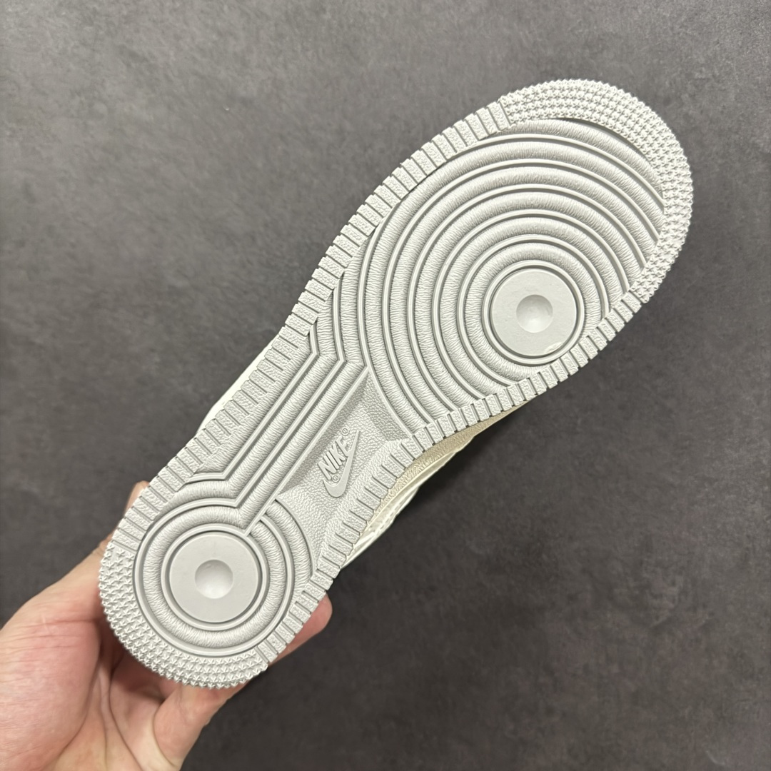 图片[9]-【定制版】NIke Air Force 1 \’07 Low “NIKE——米灰”空军一号 低帮 运动鞋 休闲鞋 折边针车 工艺难度大 原楦头原纸板 原装鞋盒 定制五金配件 内置全掌气垫 原厂鞋底 货号：XX3168-185 尺码：36 36.5 37.5 38 38.5 39 40 40.5 41 42 42.5 43 44 44.5 45-选品中心