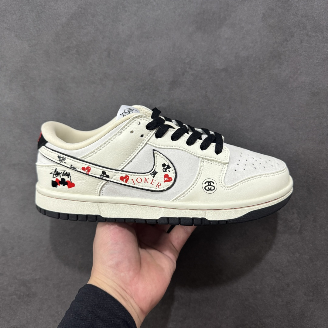 【定制版】Nike SB Dunk Low“斯图西联名——白黑红” 高端定制 低帮休闲板鞋 定制鞋盒 Ortholite鞋垫透气防臭 大厂纯原品质出货 超高清洁度 皮料切割干净无任何毛边 细节完美 货号:YF9511-913 尺码: 36 36.5 37.5 38 38.5 39 40 40.5 41 42 42.5 43 44 44.5 45-选品中心