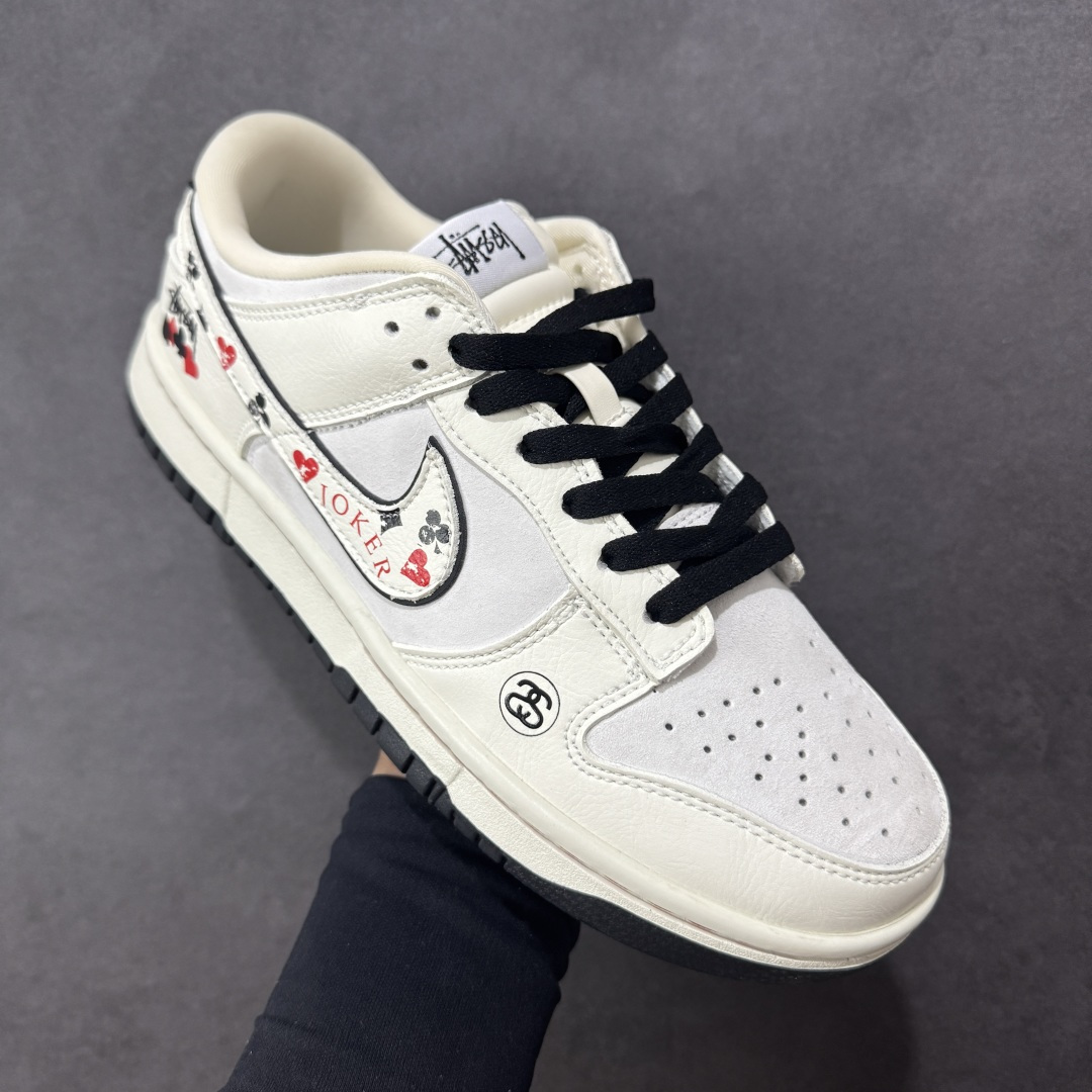 图片[3]-【定制版】Nike SB Dunk Low“斯图西联名——白黑红” 高端定制 低帮休闲板鞋 定制鞋盒 Ortholite鞋垫透气防臭 大厂纯原品质出货 超高清洁度 皮料切割干净无任何毛边 细节完美 货号：YF9511-913 尺码： 36 36.5 37.5 38 38.5 39 40 40.5 41 42 42.5 43 44 44.5 45-选品中心