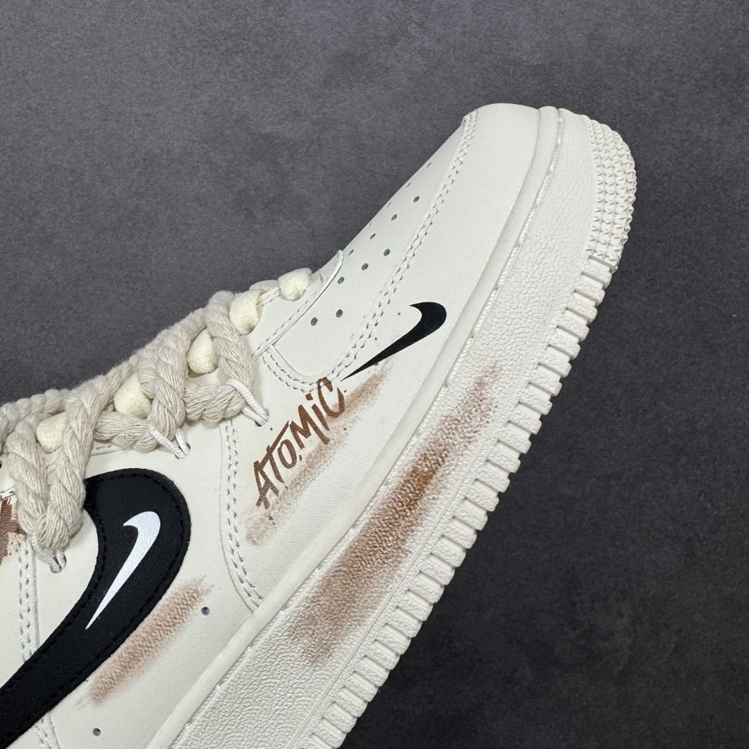 图片[5]-【定制版】Nike Air Force 1\’07 Low 做旧狂潮 空军一号低帮休闲板鞋  #鞋身的做旧痕迹搭配“ATOMIC”字样设计，增添了街头潮流感；同时采用麻绳材质的鞋带，粗粝的质感与鞋身形成对比，极具辨识度。保留了AF1标志性的鞋型轮廓与舒适脚感，又通过做旧工艺、特殊鞋带和个性印花，打造出独一无二的复古潮流风格，适合追求小众、个性穿搭的潮流爱好者。 货号：CD6951-153  尺码：36 36.5 37.5 38 38.5 39 40 40.5 41 42 42.5 43 44 44.5 45-选品中心