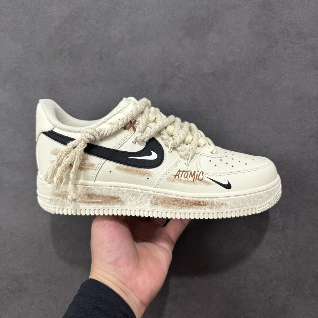 【定制版】Nike Air Force 1\’07 Low 做旧狂潮 空军一号低帮休闲板鞋  #鞋身的做旧痕迹搭配“ATOMIC”字样设计，增添了街头潮流感；同时采用麻绳材质的鞋带，粗粝的质感与鞋身形成对比，极具辨识度。保留了AF1标志性的鞋型轮廓与舒适脚感，又通过做旧工艺、特殊鞋带和个性印花，打造出独一无二的复古潮流风格，适合追求小众、个性穿搭的潮流爱好者。 货号：CD6951-153  尺码：36 36.5 37.5 38 38.5 39 40 40.5 41 42 42.5 43 44 44.5 45-选品中心