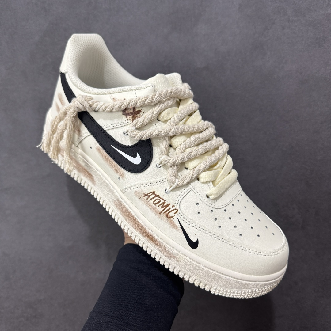 图片[3]-【定制版】Nike Air Force 1\’07 Low 做旧狂潮 空军一号低帮休闲板鞋  #鞋身的做旧痕迹搭配“ATOMIC”字样设计，增添了街头潮流感；同时采用麻绳材质的鞋带，粗粝的质感与鞋身形成对比，极具辨识度。保留了AF1标志性的鞋型轮廓与舒适脚感，又通过做旧工艺、特殊鞋带和个性印花，打造出独一无二的复古潮流风格，适合追求小众、个性穿搭的潮流爱好者。 货号：CD6951-153  尺码：36 36.5 37.5 38 38.5 39 40 40.5 41 42 42.5 43 44 44.5 45-选品中心